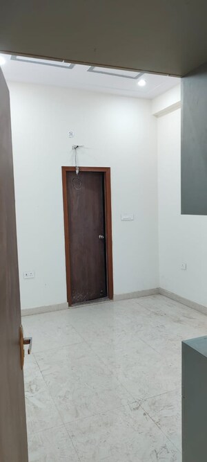 Room in 2 BHK Independent House at Gomti Nagar – for Rent