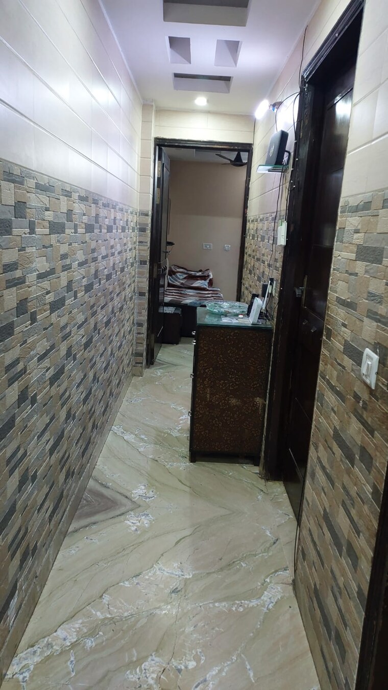 Nearby, gujranwala town 2 Bedroom 900 Sq.Ft. Builder Floor In Gujranwala Town Delhi 9537415