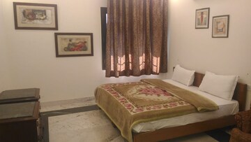 Bedroom in 4 BHK Builder Floor at Safdarjung Enclave – for Rent