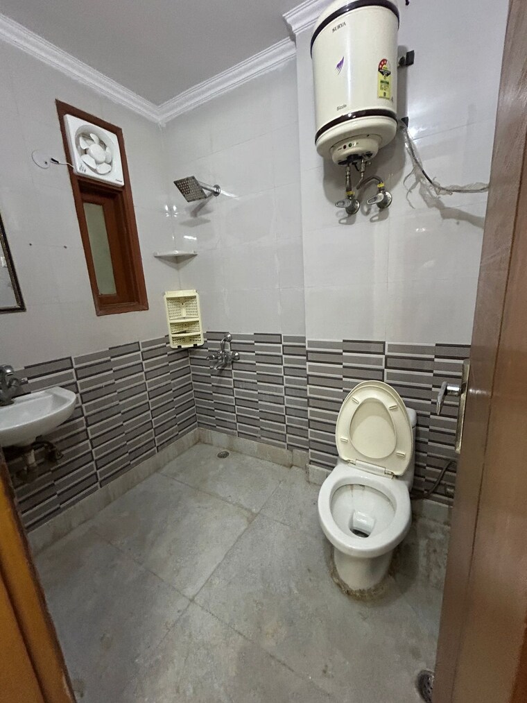 Bathroom, chattarpur 3 Bedroom 1150 Sq.Ft. Builder Floor In Chattarpur Delhi 9537550