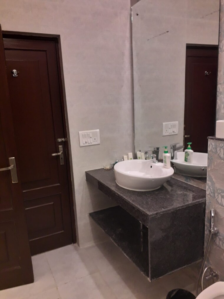 Bathroom, safdarjung enclave 3 Bedroom 3000 Sq.Ft. Builder Floor In Safdarjung Enclave Delhi 9537605