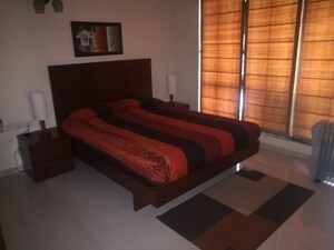 Room in 4 BHK Apartment at Central Park I, Sector 42 – for Sale