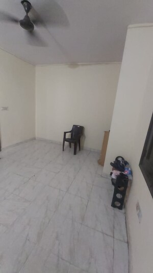 Parking in 1.5 BHK Builder Floor at Mayur Vihar – for Rent