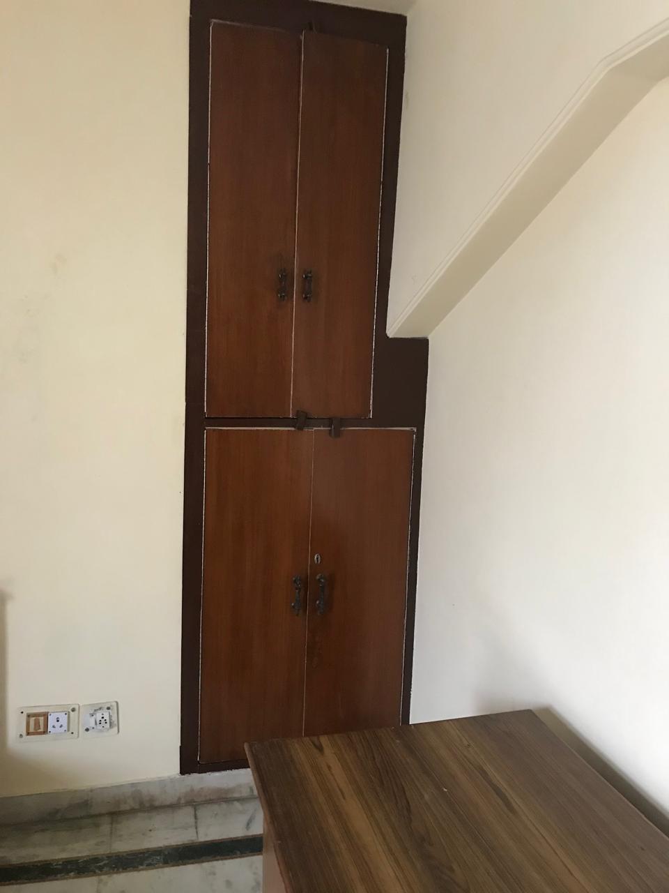 1 BHK + Extra Room 750 Sq.Ft. Independent House in RWA Apartments Sector 40