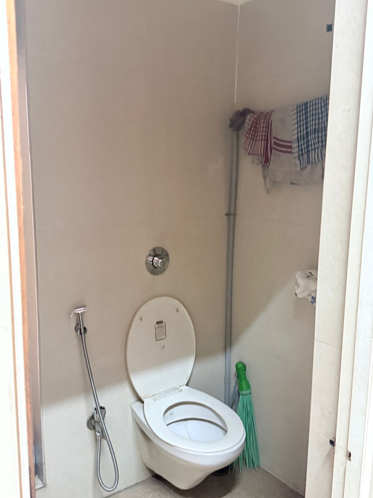 Office Space For Rent in Rashmi Complex Teen Hath Naka