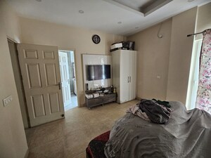 Room in 3.5 BHK Villa at Paramount Golfforeste, Zeta I Greater Noida – for Sale