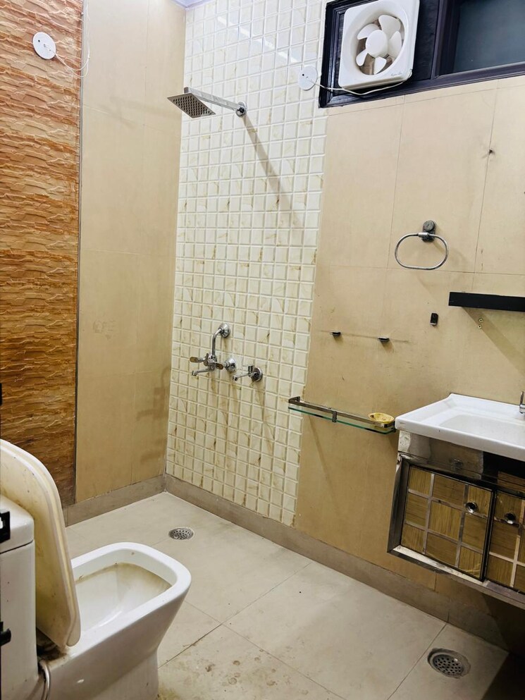 Bathroom, gaurs-siddhartham 2 Bedroom 945 Sq.Ft. Apartment In Siddharth Vihar Ghaziabad 9538322