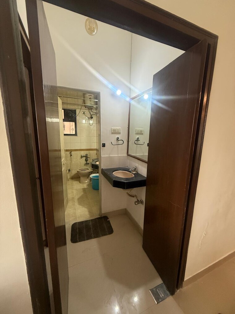 Attached Bathroom, meera-chs 4 Bedroom 1800 Sq.Ft. Apartment In Andheri West Mumbai 9538328