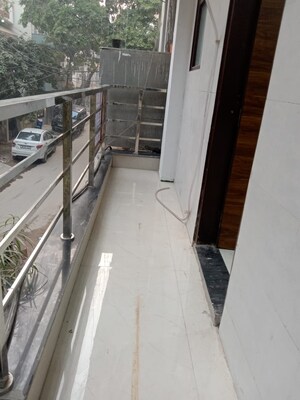 Balcony in 1.5 BHK Builder Floor at Ansal Sushant Lok I, Sector 43 – for Rent