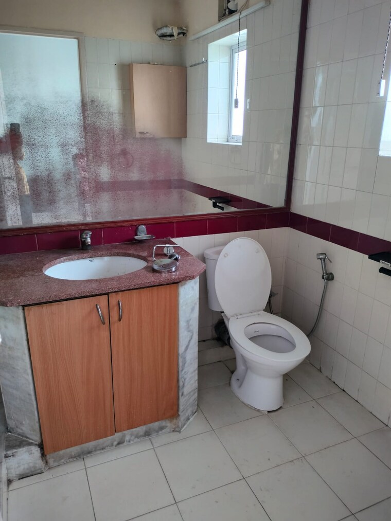 Bathroom, dlf-belvedere-towers 4 Bedroom 2500 Sq.Ft. Apartment In Sector 24 Gurgaon 9538406