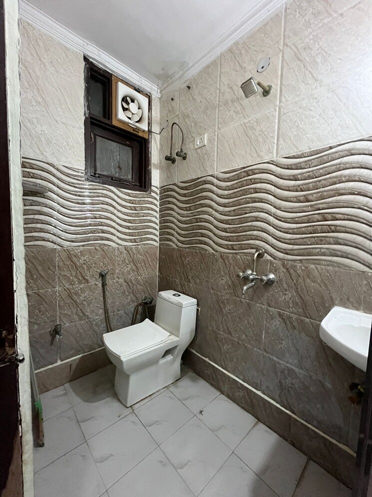Bathroom, chattarpur 3 Bedroom 1150 Sq.Ft. Builder Floor In Chattarpur Delhi 9538599