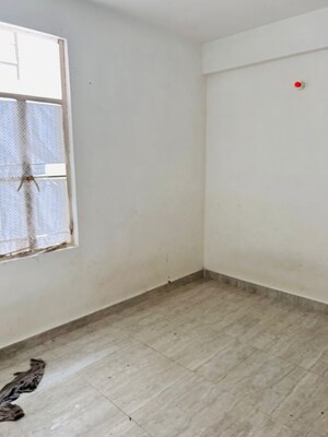 Room in 2 BHK Apartment at Signature Global Signum 107, Sector 107 – for Rent