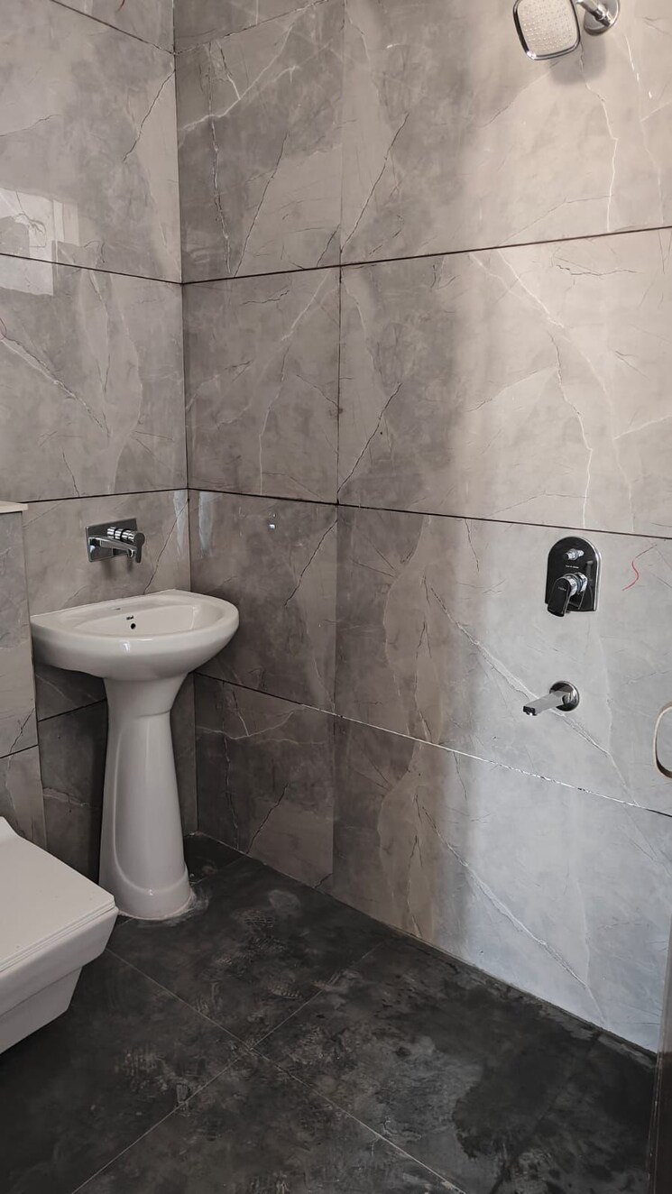 Bathroom, aura-homes 3 Bedroom 1800 Sq.Ft. Apartment In Patiala Road Zirakpur 9538622