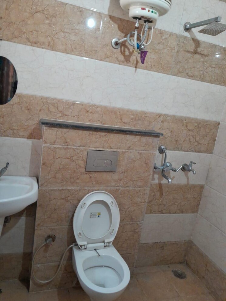 Bathroom, aura-homes 3 Bedroom 1800 Sq.Ft. Apartment In Patiala Road Zirakpur 9538622