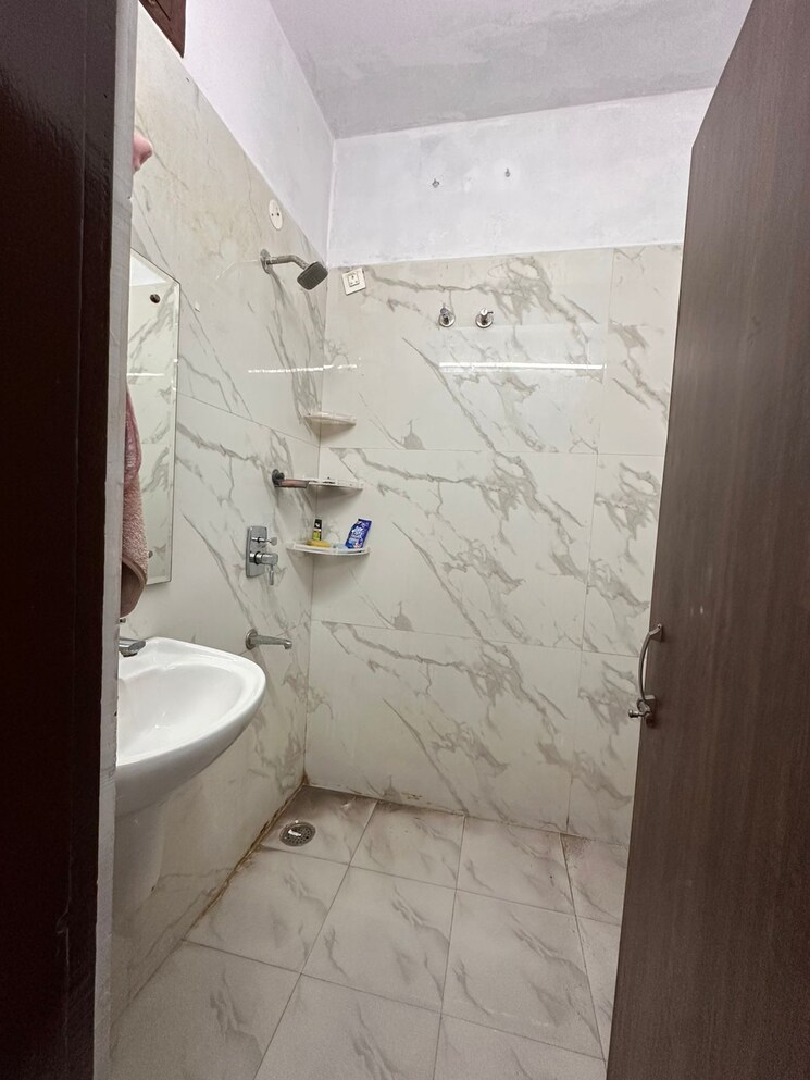 Bathroom, aura-homes 3 Bedroom 1800 Sq.Ft. Apartment In Patiala Road Zirakpur 9538677