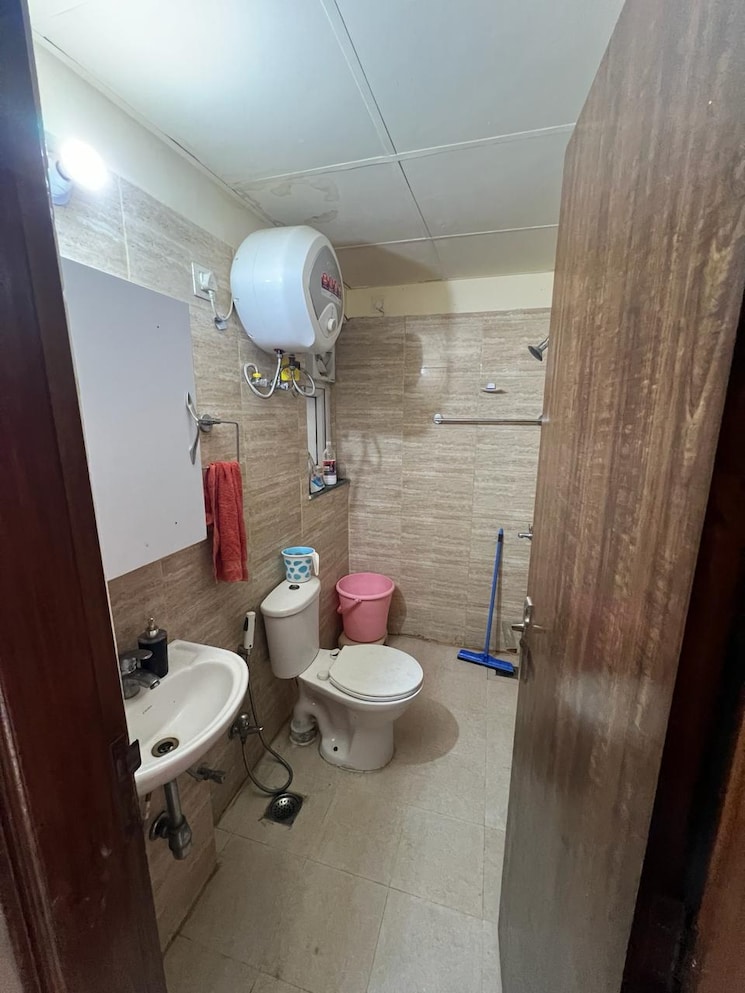 Bathroom, sector 83 3 Bedroom 250 Sq.Yd. Apartment In Sector 83 Faridabad 9538659