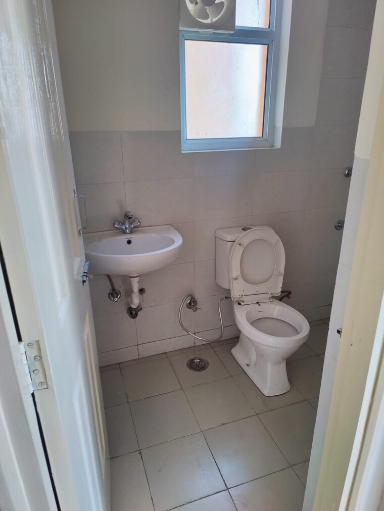 Bathroom, wave-dream-homes 2 Bedroom 820 Sq.Ft. Apartment In Wave City Ghaziabad 9538668