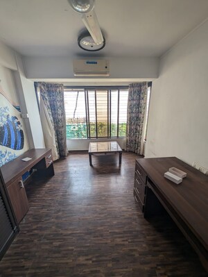 Room in 3 BHK Apartment at Mahim West – for Rent