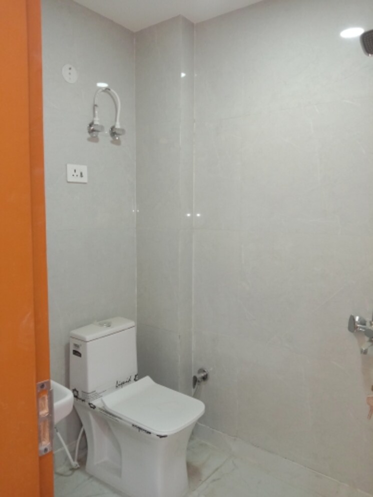 Bathroom, dwarka mor 4 Bedroom 1170 Sq.Ft. Builder Floor In Dwarka Mor Delhi 9538718
