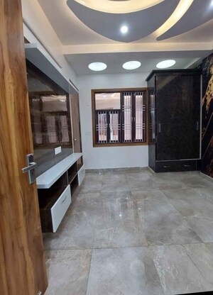 Room in 3 BHK Builder Floor at Nirman Vihar – for Rent