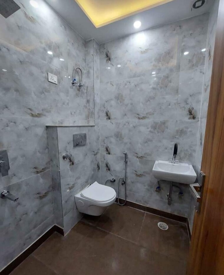 Bathroom, nirman vihar 3 Bedroom 140 Sq.Yd. Builder Floor In Nirman Vihar Delhi 9539022