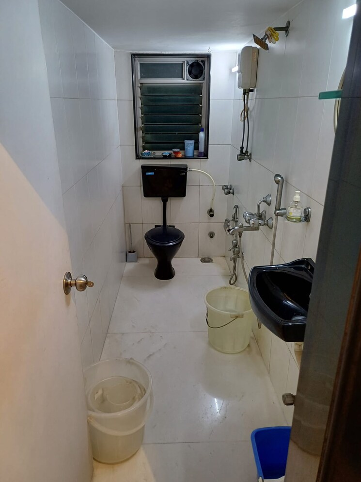 Bathroom, new-rajendra-apartment-chs 1.5 Bedroom 615 Sq.Ft. Apartment In Mahim Mumbai 9539137