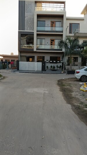 2 BHK Builder Floor For Rent in Aerocity