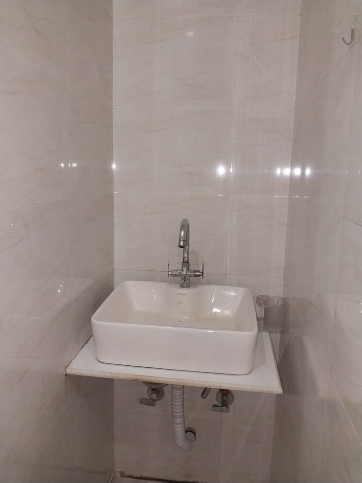 Bathroom, anuradha-apartments-cghs 2 Bedroom 756 Sq.Ft. Apartment In Paschim Vihar Delhi 9539504