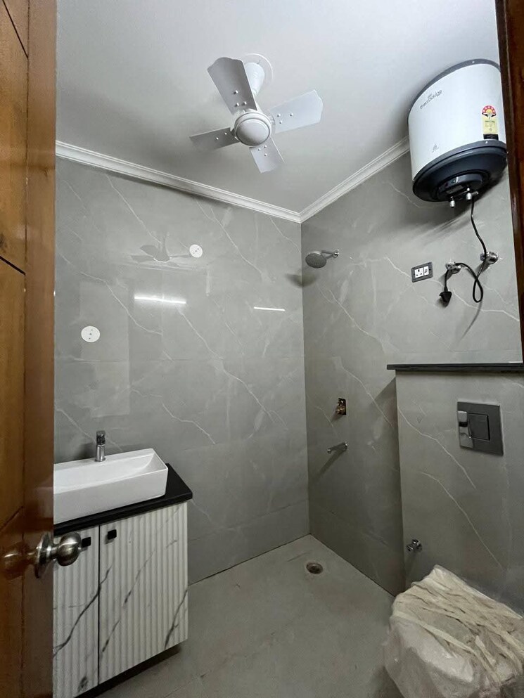 Attached Bathroom, chattarpur 3 Bedroom 1150 Sq.Ft. Builder Floor In Chattarpur Delhi 9539501