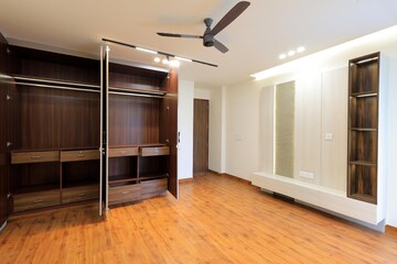 Room in 3 BHK Apartment at Cosmos Executive, Sector 3 – for Sale