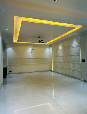 Room in 4 BHK Builder Floor at Zion Onyxe Tower, Sector 21c – for Rent