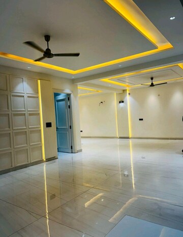 Building Lobby in 4 BHK Builder Floor at Zion Onyxe Tower, Sector 21c – for Rent