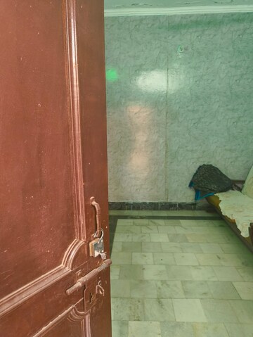 Room in 1.5 BHK Independent House at Alpha Ii Greater Noida – for Rent