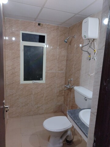 Bathroom in 2.5 BHK Apartment at Nimbus Express Park View - II, Chi V Greater Noida – for Rent