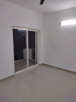 Room in 2.5 BHK Apartment at Nimbus Express Park View - II, Chi V Greater Noida – for Rent