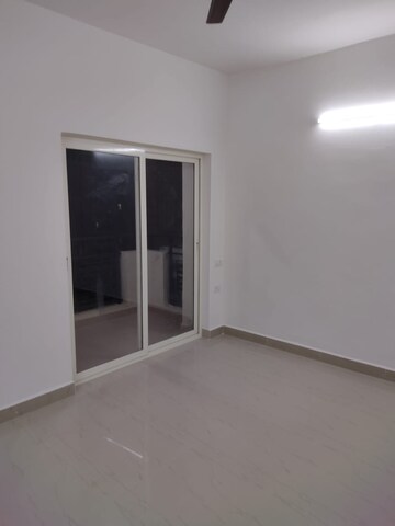 Room in 2.5 BHK Apartment at Nimbus Express Park View - II, Chi V Greater Noida – for Rent