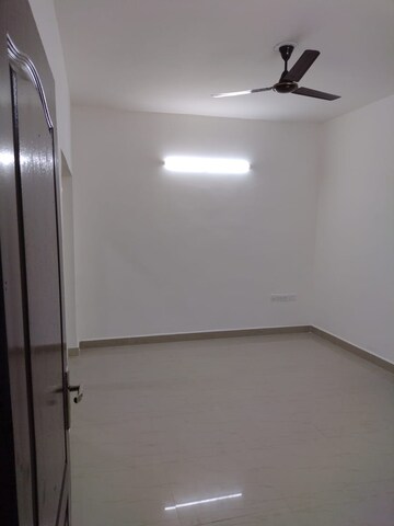 Room in 2.5 BHK Apartment at Nimbus Express Park View - II, Chi V Greater Noida – for Rent