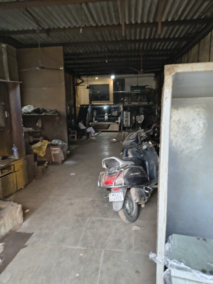  Parking, kurla west Commercial Warehouse 1200 Sq.Yd. In Kurla West Mumbai 9540525