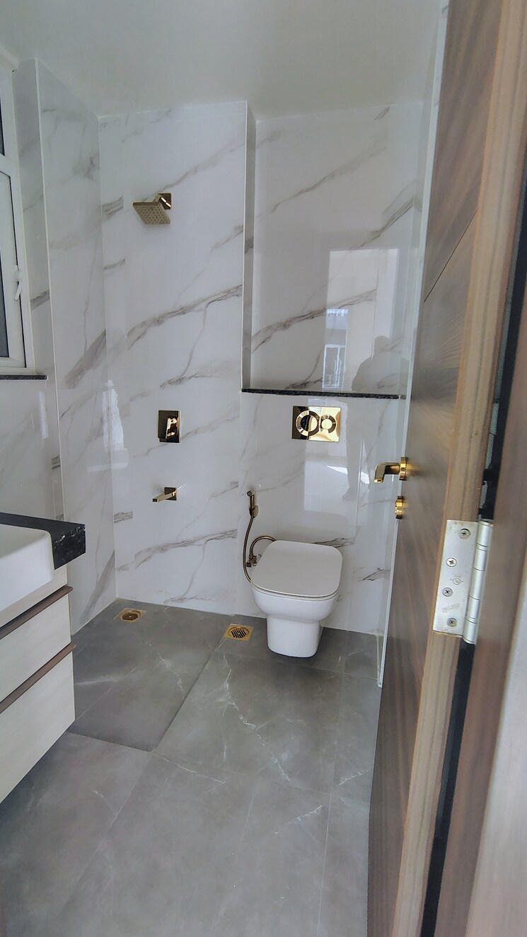 Bathroom, smart-world-orchard 3 Bedroom 1630 Sq.Ft. Apartment In Sector 61 Gurgaon 9540692