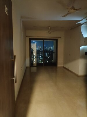 Room in 2 BHK Apartment at Kalpataru Paramount, Kapur Bawdi – for Rent