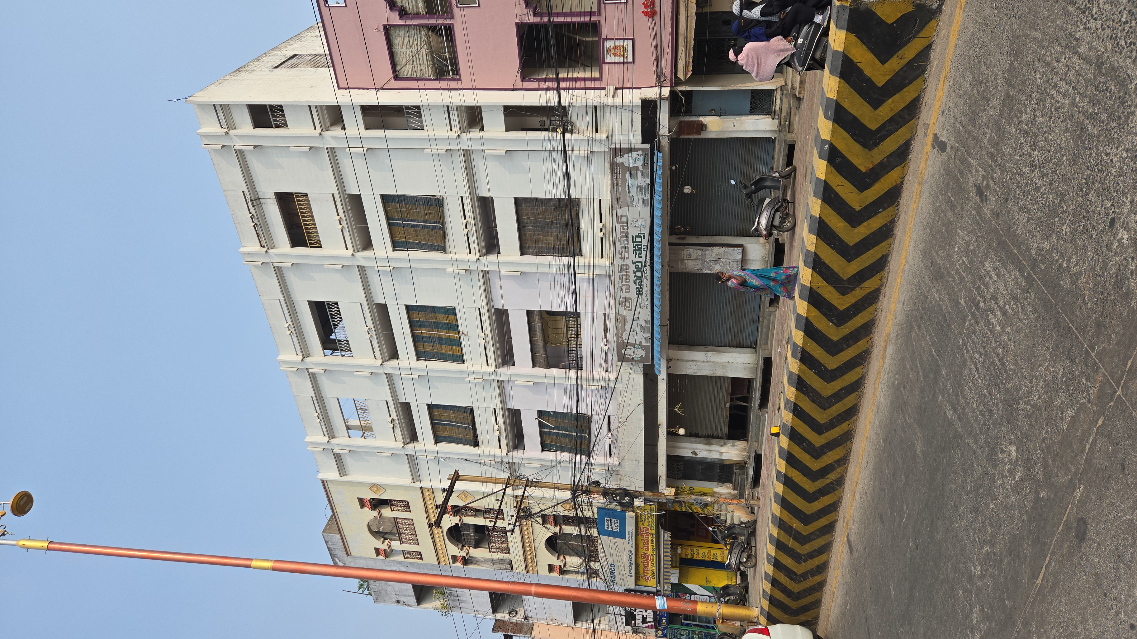 Retail Shop For Rent in Vams