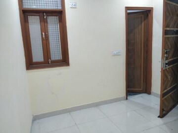 Room in 2 BHK Builder Floor at Mayur Vihar Phase 1 – for Rent