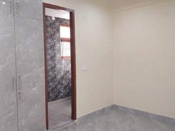 Room in 3 BHK Builder Floor at Mayur Vihar Phase 1 – for Rent