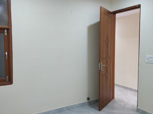 Room in 3 BHK Builder Floor at Mayur Vihar Phase 1 – for Rent