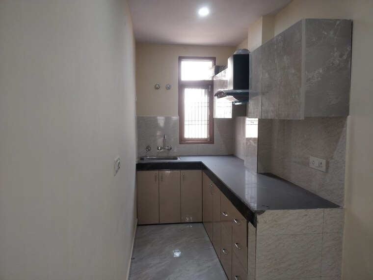 Kitchen, mayur vihar phase 1 3 Bedroom 900 Sq.Ft. Builder Floor In Mayur Vihar Phase 1 Delhi 9541184