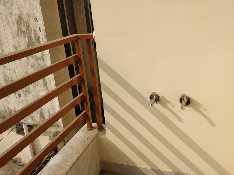 Balcony, mayur vihar phase 1 3 Bedroom 900 Sq.Ft. Builder Floor In Mayur Vihar Phase 1 Delhi 9541184