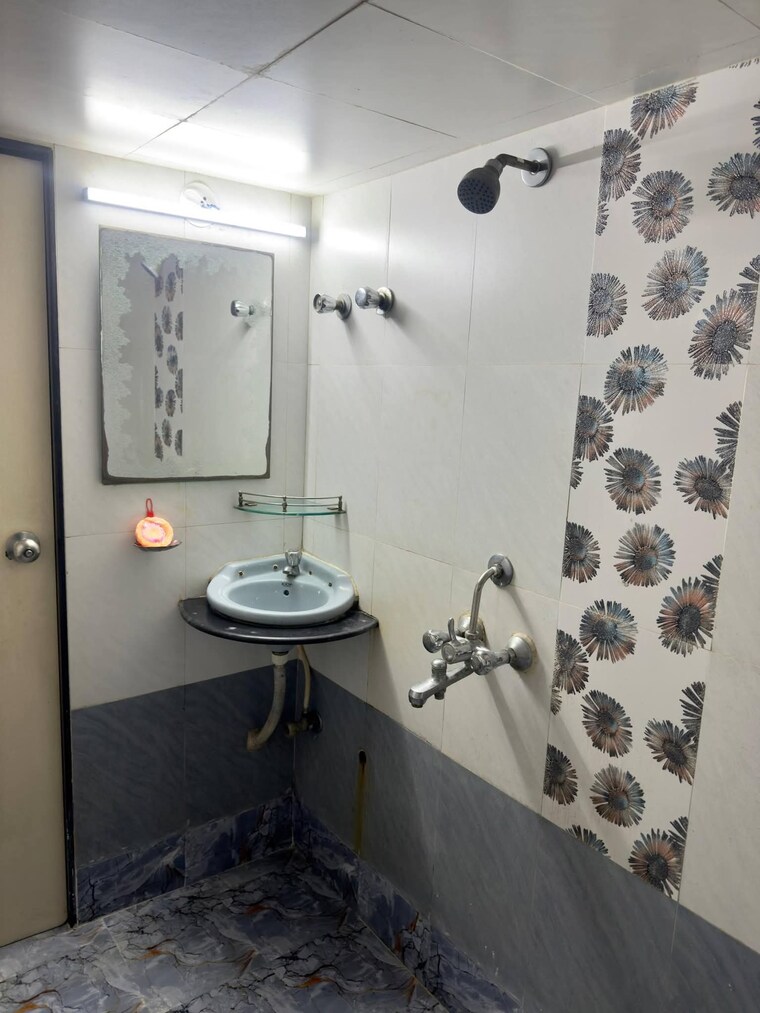 Bathroom, andheri west Pg For Boys In Andheri West 9541189