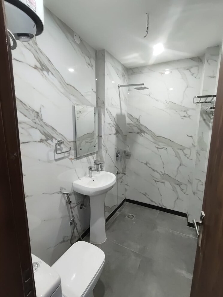 Bathroom, sector 25 3.5 Bedroom 2900 Sq.Ft. Builder Floor In Sector 25 Gurgaon 9541223
