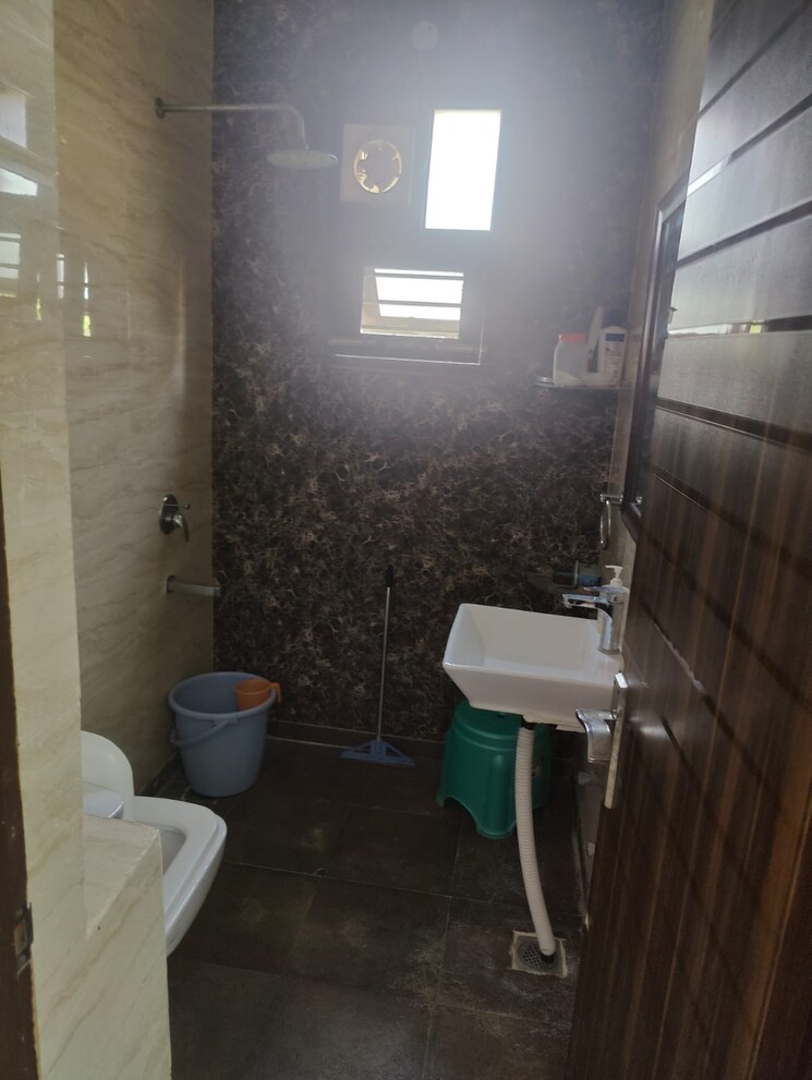 Bathroom, parklands 3 Bedroom 250 Sq.Yd. Builder Floor In Sector 85 Faridabad 9541229