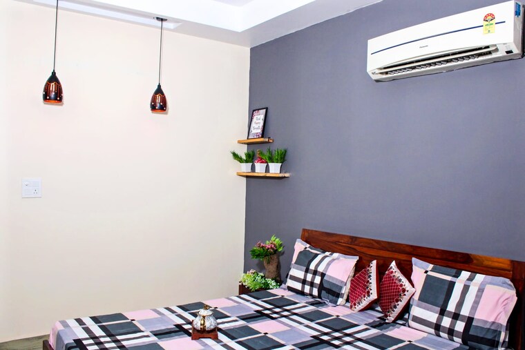 Room, green fields colony 5 Bedroom 520 Sq.Yd. Builder Floor In Green Fields Colony Faridabad 9541475